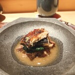 割烹 室井 - 鰻に、時雨煮を一つのお皿に。土鍋ご飯と一緒に食べますが、お代わり可能です