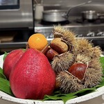 Haruka Murooka - 山形産のリーガルレッドコミス（洋梨）
      茨城県のショコロンファームさんの利平栗と大峰栗
      和歌山県は藏光農園さんの、ゆら早生みかん
      
