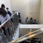 ごはんや一芯 - 階段にならぶ