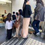 ごはんや一芯 - 階段の外にも、人が並んでいる