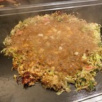 もんじゃ・鉄板焼き いろは歌 - 野菜等で土手をつくって流し込みます。