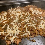 もんじゃ・鉄板焼き いろは歌 - 焦げてきたらヘラで小分けし更に表裏を焦がして頂きます。