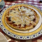 イタリア館 - サラミのピザ