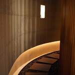 美会 - 一歩踏み入れると、石畳を敷いた和のアプローチ