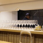 美会 - ワイングラスが整然と並んだ光景に圧倒されるとともに期待が高まる