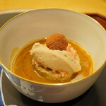 美会 - ●温椀：トムヤムプー
      香箱蟹（兵庫）、海老芋（富田林）
      1人1杯分という手間ひまかけた贅沢、よく混ぜ合わせて頂きます。