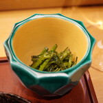 美会 - パッパックブン・ファイデーン：国産空芯菜 空洞の茎に押し出される抜群の薫香感は、きっとカレーのリズムを整える役割。