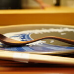 美会 - お馴染みのお皿に特注の木彫りスプーン。