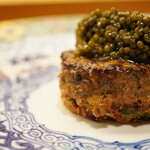 美会 - 旨味がありながらキレの良い味わいの近江牛。キャビアが穏やかなえんみを添えながら、発酵させた蓮根が味を下支えし、香草によって作り上げる輪郭。 これぞ美食体験そのもの。