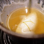 美会 - 酸味を効かせてハーブの香りを纏うスープ、そのなかでも帆立の真薯がしっかりと甘みで映える。