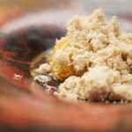 美会 - 甘鯛をコーティングする少しクセのある香草の複雑な香り、咀嚼で身の甘みを滲ませながら尖りのない辛さはふわっと香りに移ろい、酸味を主体としたトロみのあるソースが全体を繋ぎ止める。粉末状に削り落とした栗と同化して、出汁と発酵が奏でる新たなる味の深み。