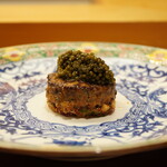 美会 - ●ラープ
      タイの東北料理であるラープを近江牛の赤身と脂身を合わせたもので表現し、ここではキャビアが華やかに飾られる。