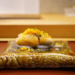 美会 - ●ポピアトート
      海鰻の揚げ春巻き 下に敷いてあるのは奄美大島の郷土の味"ミキ"という伝統的な乳酸菌発酵飲料をイメージした発酵させた牛蒡のソース。