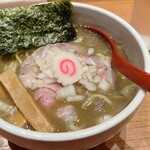 煮干中華そば 鈴蘭 - 煮干しラーメン。ナルトが素敵なのの字です。