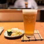 焼鳥 美鶏 - まずはじめに、生ビール、自家製糠漬け