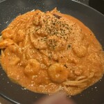 tento - これまたここのパスタを大絶賛する旦那さん、今回はエビトマトクリームパスタ。1人で平らげてた笑