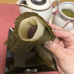 長命寺 桜もち - 葉っぱ一枚残し派