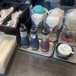 中国大明火鍋城 - カトラリー、調味料…ラー油の粉ですと•́ω•̀)❓