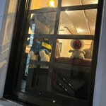 鬼太郎茶屋 はなれ - 外からコチラを見ている鬼太郎と目玉おやじ