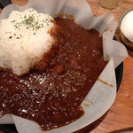 鉄板カレー　匠えん - 特製ビーフカレー、おまけの半熟卵つきで、税込670円。香辛料のおかげで、身体が芯から温まる。