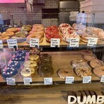 ダンボ ドーナツ アンド コーヒー - ドーナツショーケース