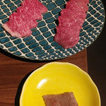 焼肉×創作びすとろ 笑進笑明 - 上が三角バラ、左が肩ロース、右が小サンカク。下は店長さんが焼いた三角バラ