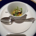 アピシウス - アミューズブーシュ、つぶ貝とクスクスのタブレ