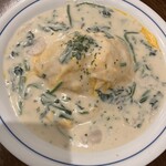 ビルズカフェ - 海老とほうれん草のホワイトソースのオムライス