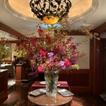 アピシウス - ロビー中央の生花は生々華々しく