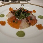 アピシウス - ねっとりサーモンと皮付き鯛の歯応えのコントラストが面白い