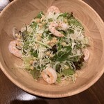 ビルズカフェ - 海老とクルトンの野菜サラダ