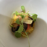 アピシウス - つぶ貝の食感とクスクスの軽い舌触りのコントラスト、柑橘の香り