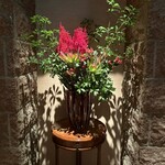 アピシウス - 通路の生花、印象をしっかり残す