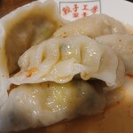 翠葉 - 焼餃子よりも若干大きめかもしれないこちらにも餡はみっちり、旨し！よくある味付けなはずなのにどうしても思い出せないので、会計時に聞いたらなんと....