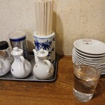 翠葉 - 入った１階はテーブル席主体も、私はお一人様なんで厨房側にあるお一人様向け席にご案内。餃子ができそうな頃合いに、餃子以外のものが次々とカウンター上にやってきます　