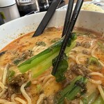 華龍食堂 - 【2025.11.30(日)】担々麵に入っている青梗菜