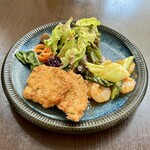 バルバルキッチンアメリ - 週替りランチ：チキンカツ＆小海老のチリソース(¥800)