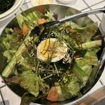 ホルモン焼肉 天竜 高円寺 - 天竜さんのチョレギサラダです。量も多くワカメと生野菜がドレッシングととても合っています。この日は2個注文させて頂きました。