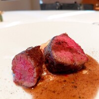 パトゥ - ●旭川産蝦夷子鹿シンタマのロースト  ソースポワヴラード