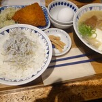 ごちとん - ごちとん豚汁定食(869円)+しらす生玉子(198円)+アジフライ(165円)