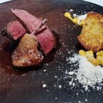 Takumi - 胸肉中心のロゼ色が残るよう低温でじっくり火入れ、手前のもも肉はしっかり火入れ