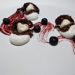 Takumi - シュバルツブロートとクリームチーズ、バニラの軽やかなムース。ブルーベリーとそのソース。