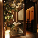 御曹司 松六家 - 坪庭にはトレードマークの松のオブジェと石灯籠