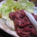 炭火焼 七厘 - レバ刺しはニンニクが利いていて一風変わった印象、だけどクセになる味