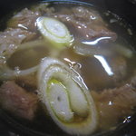 炭火焼 七厘 - 松坂牛の切れ端を使ったスープ。単品で１５０円。これをご飯にぶっかけても旨そう。