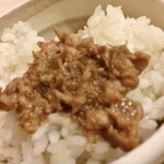 麺や 七彩 - デフォで和風の肉味噌が乗る！