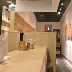 麺や 七彩 - 綺麗なカウンター席