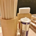 麺や 七彩 - 卓上調味料