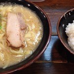 ラーメン　鶴見家 - 醤油ラーメン並＋小ライス、50円とお得！