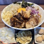 らーめん菊 - 限定『ニボB』（1,450円）＋ショウガ（70円）＋玉ねぎ（70円）＋味付けうずら（150円）、ニンニクコール